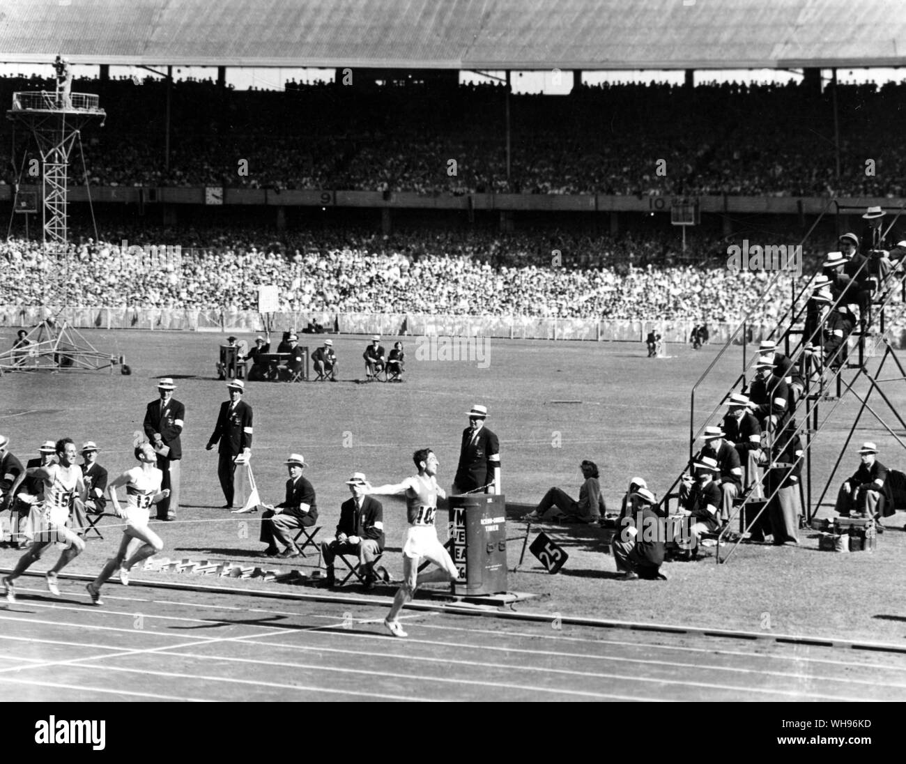 Aus., Melbourne, Olimpiadi, 1956: Ron Delaney vince il misuratore 1500 finale. . Foto Stock