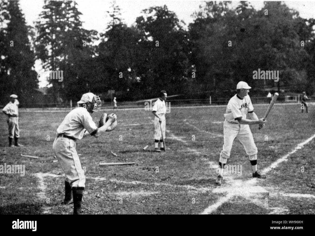Partita di Baseball USA v Svezia Svezia Welin racing alla prima base dopo un breve colpo. Blanchard alla prima base in corrispondenza dei Giochi Olimpici 1912 Stoccolma Foto Stock