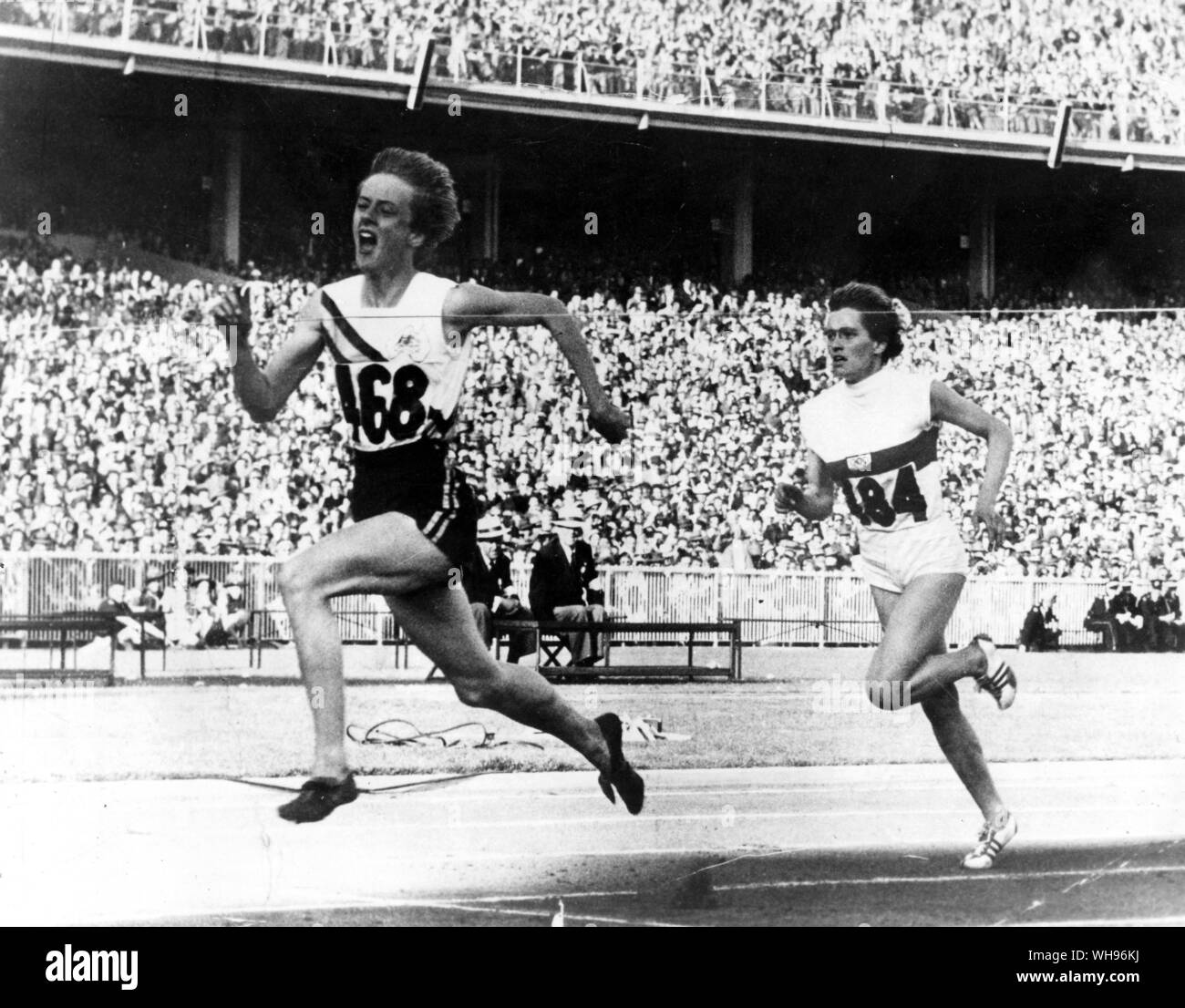 Aus., Melbourne, Olimpiadi, 1956: Betty Cuthbert (Australia) al traguardo della donna 200m Finale, precedendo di Christa Stubnik (Germania). Foto Stock