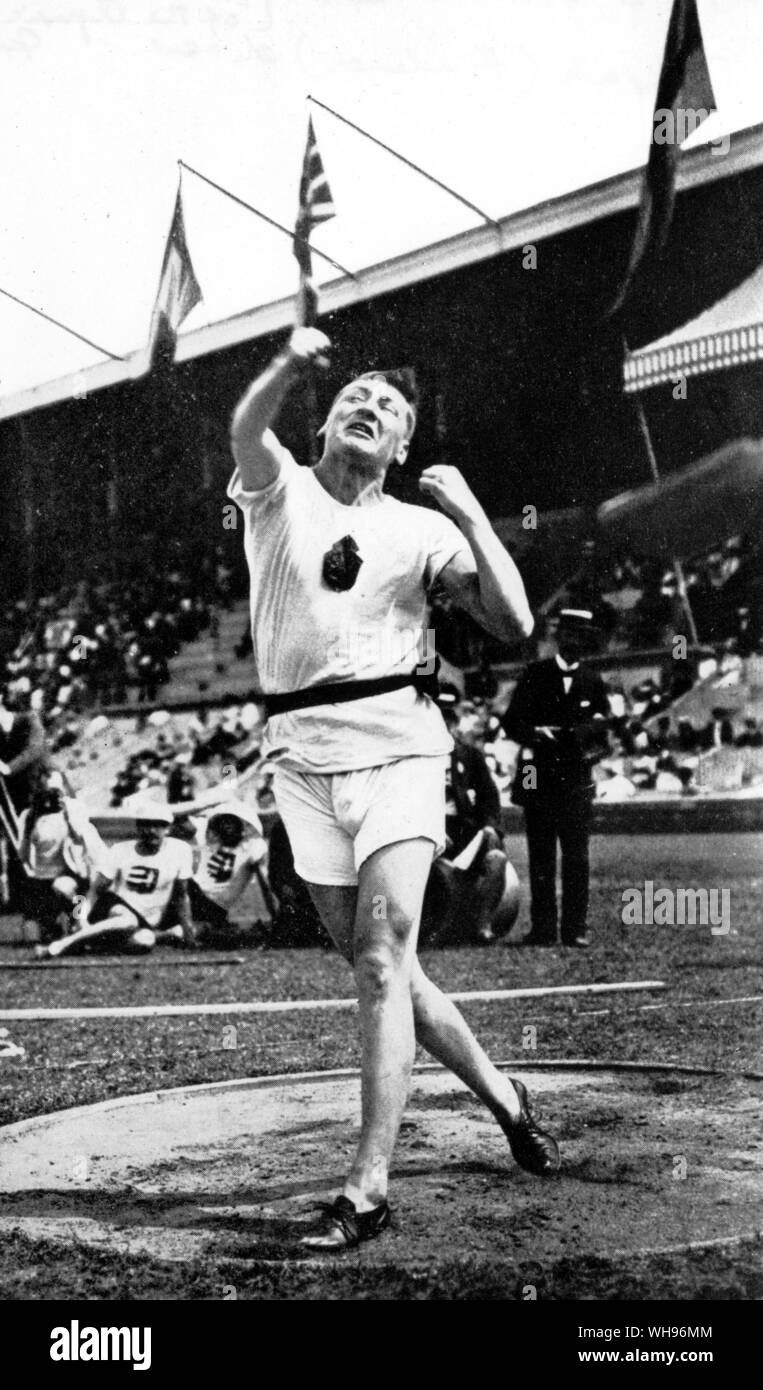ArmasTaipale gettando discus ai Giochi Olimpici 1912 Stoccolma Foto Stock
