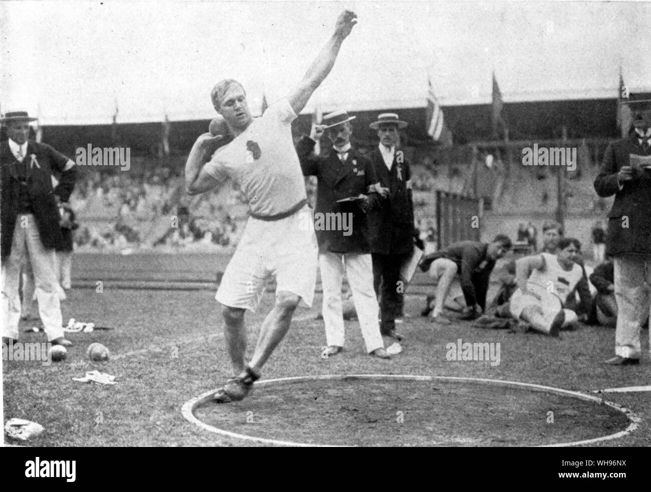 Mettere il peso e Niklander (Finlandia) vincitore Giochi Olimpici Stoccolma 1912 Foto Stock