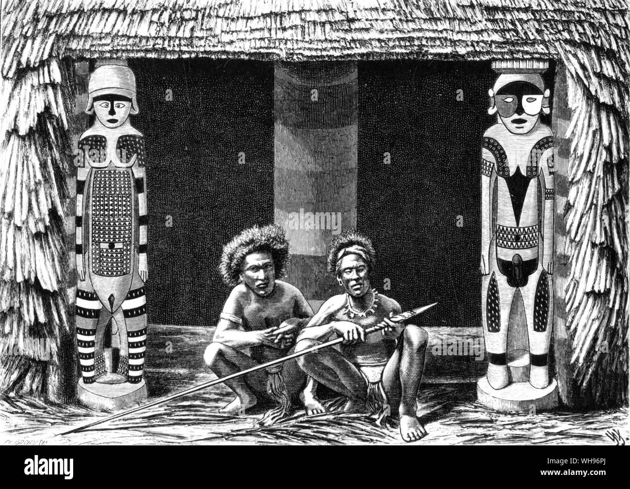 Nuova Guinea: nativi. J J Wild ha richiamato le figure scolpite del tempio in dettaglio.. . Nativi all'ingresso di un edificio sulla selvaggia Isola Admiralty Islands . Foto Stock