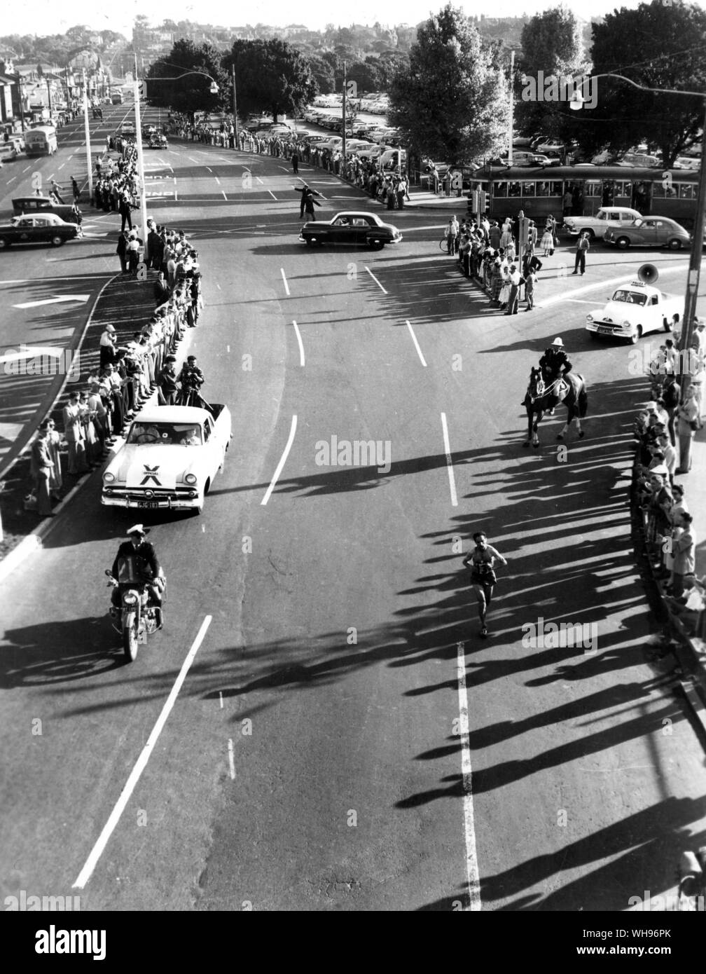 Aus., Melbourne, Olimpiadi, 1956: Alain Mimou (Francia) si avvicina alla fine della maratona appena prima di entrare il principale Stadio di Cricket di Melbourne.. Foto Stock