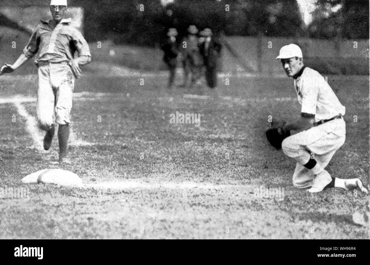 Partita di Baseball USA v Svezia Svezia Welin racing alla prima base dopo un breve colpo. Blanchard alla prima base in corrispondenza dei Giochi Olimpici 1912 Stoccolma Foto Stock