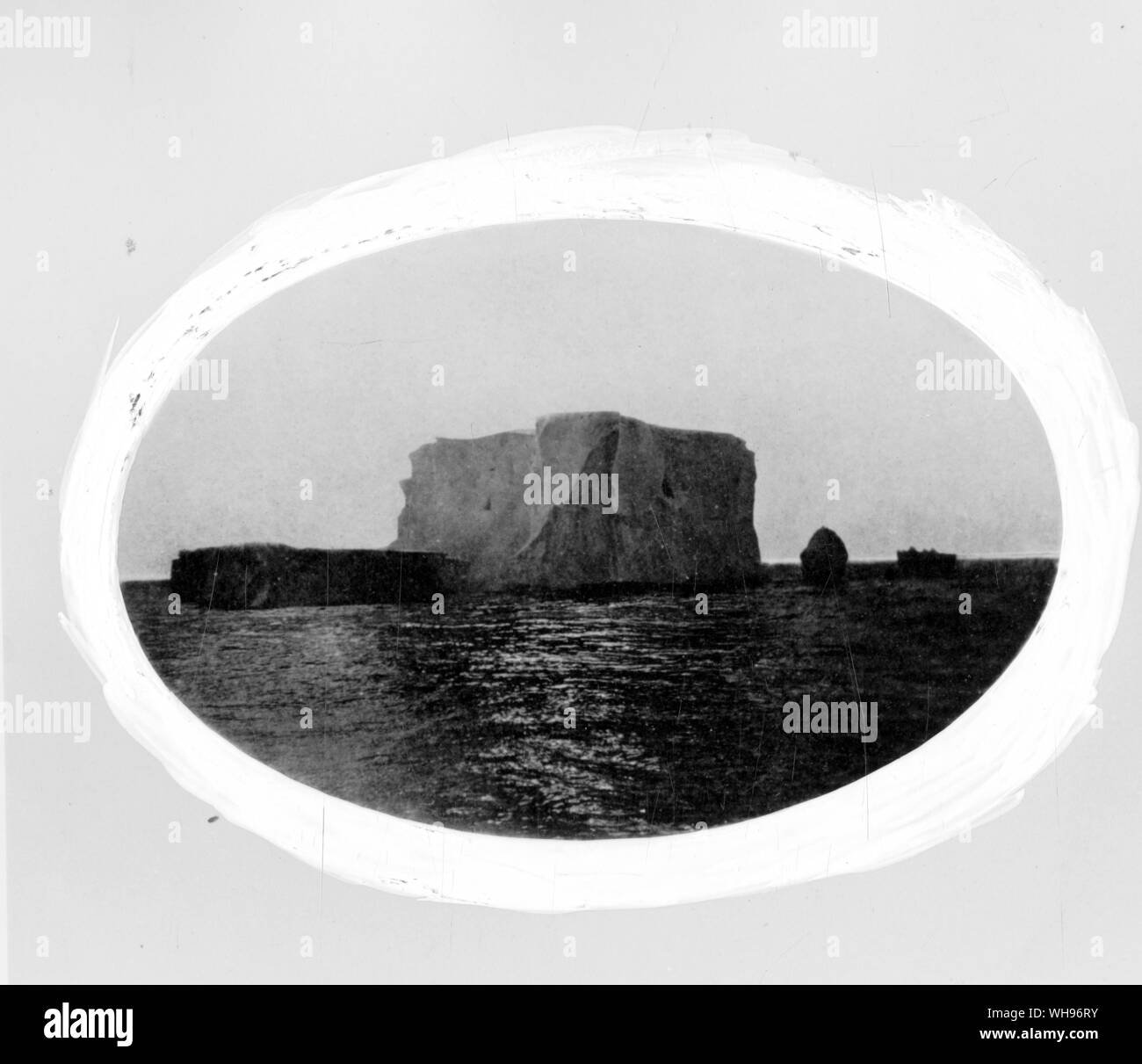 Un iceberg fotografato dal ponte di Challenger. Nei pressi di sentito isola nel Sud dell'Oceano Indiano.. Foto Stock