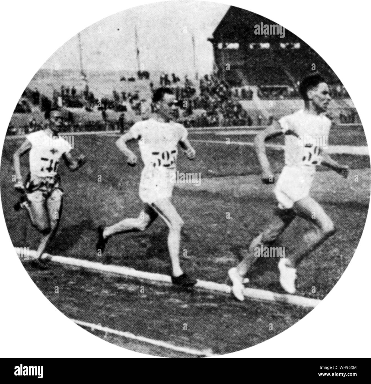 Francia, Parigi Olimpiadi 1924: Uomini 5000 metri finali. Ritola prende il comando seguito da Nurmi e ampia. Foto Stock