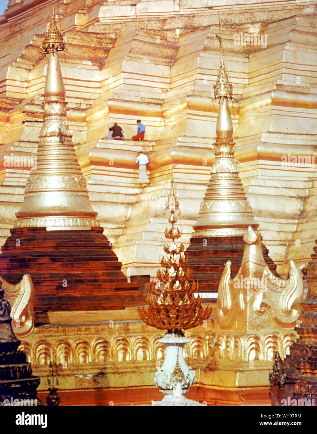 La Birmania Rangoon messa foglia oro sul Shwedagon pagoda Foto Stock