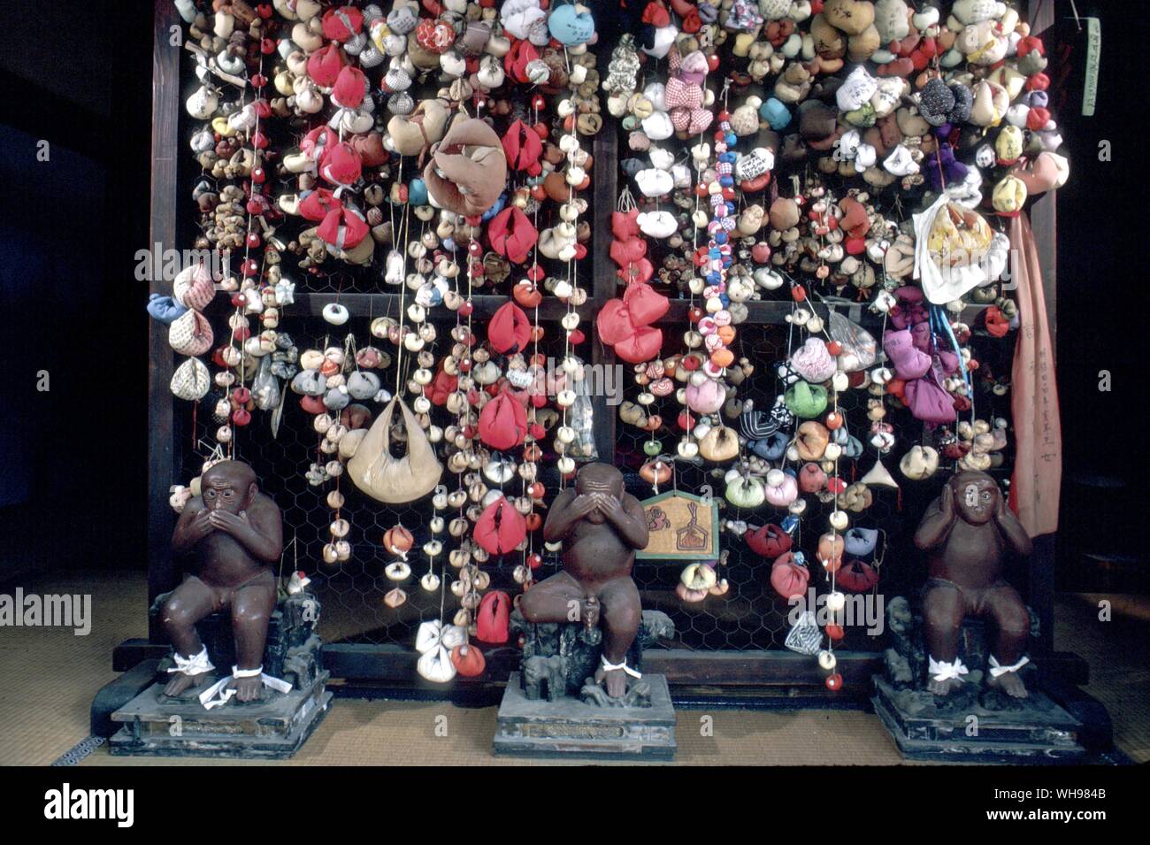 Monkey bambole appeso da una schermata all'Koshin tempio di Kyoto. Monkey bambole sono state fatte da donna di diciannove e sono stati pensati per scongiurare la sfortuna associati con Yakudoshi o sfortunati anno Foto Stock