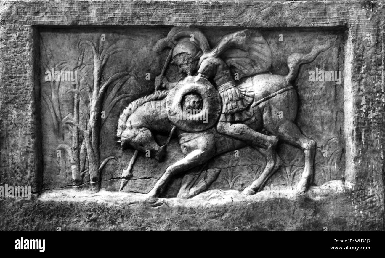 Antica warfare: rilievo marmoreo di un Cavaliere armato a cavallo trovata nel foro romano. Foto Stock