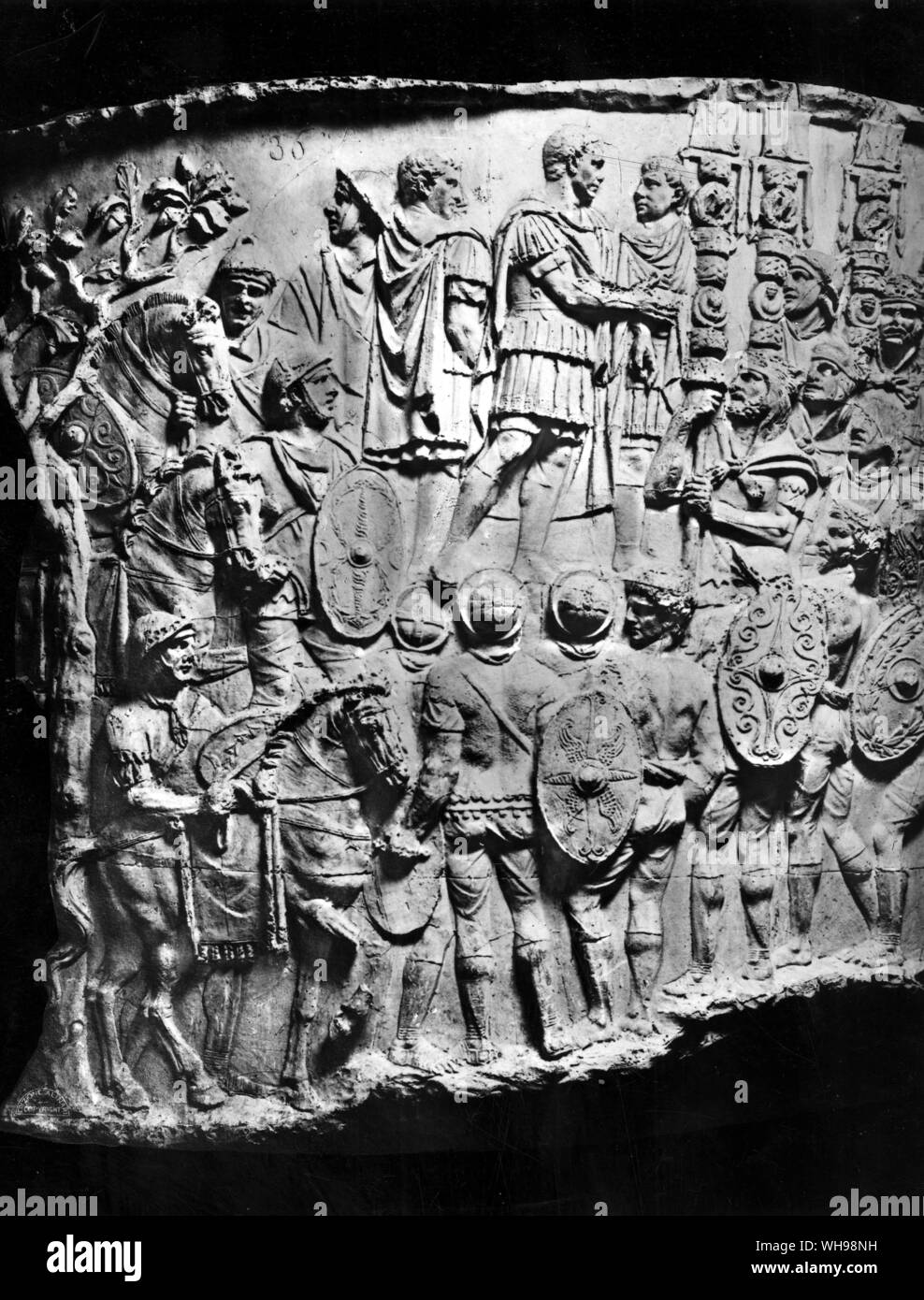 Antica warfare: Italia. Colonna di Traiano. Sollievo che mostra l'imperatore parlando con il suo esercito dopo la vittoria. Foto Stock
