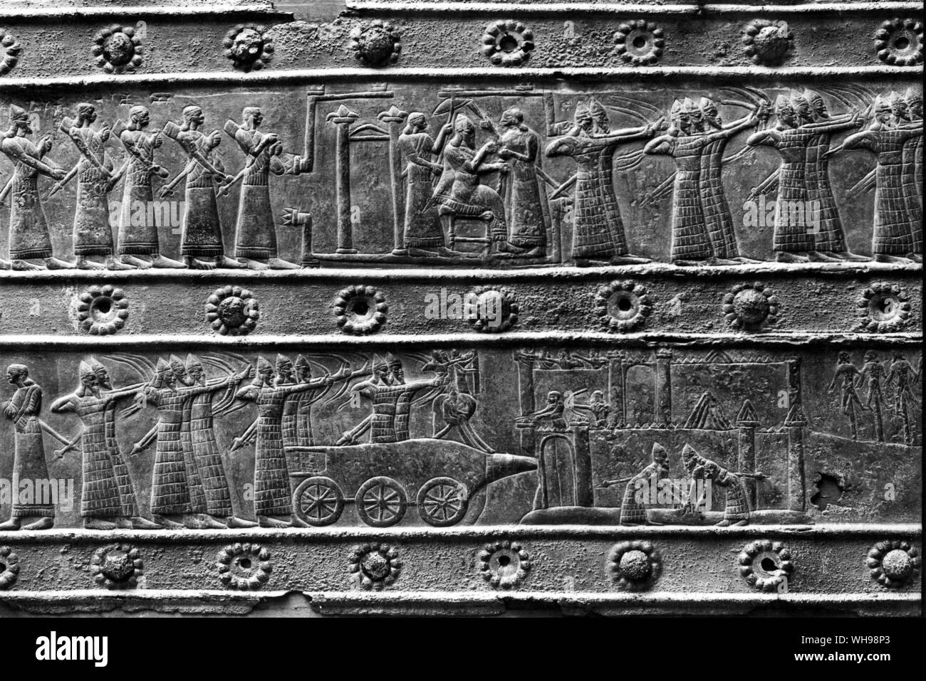 Warfare/ attacco in una città con un ariete. sollievo dai cancelli di bronzo di Shalmanezea, IX secolo a.c. l'Assiria. Foto Stock