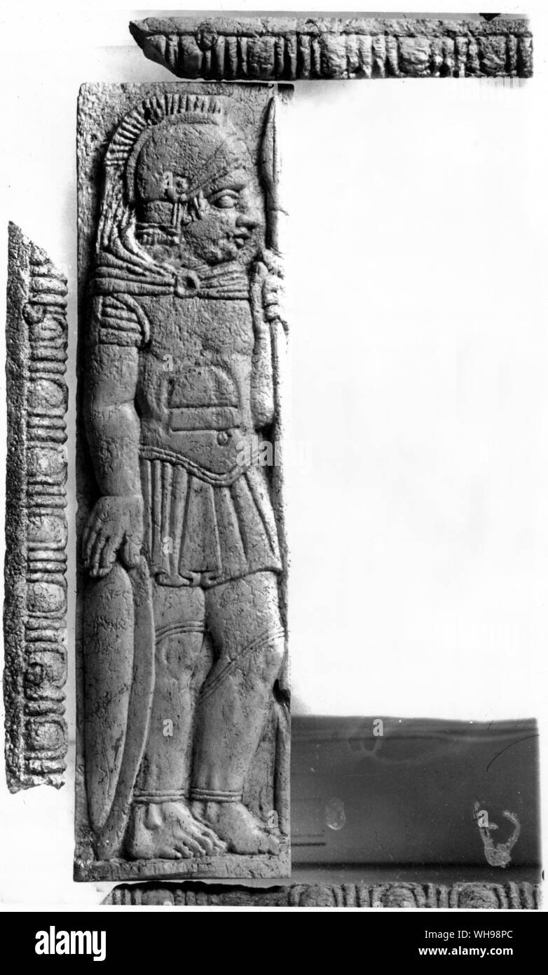 Antica warfare: avorio intagliato del terzo secolo soldato romano. Foto Stock