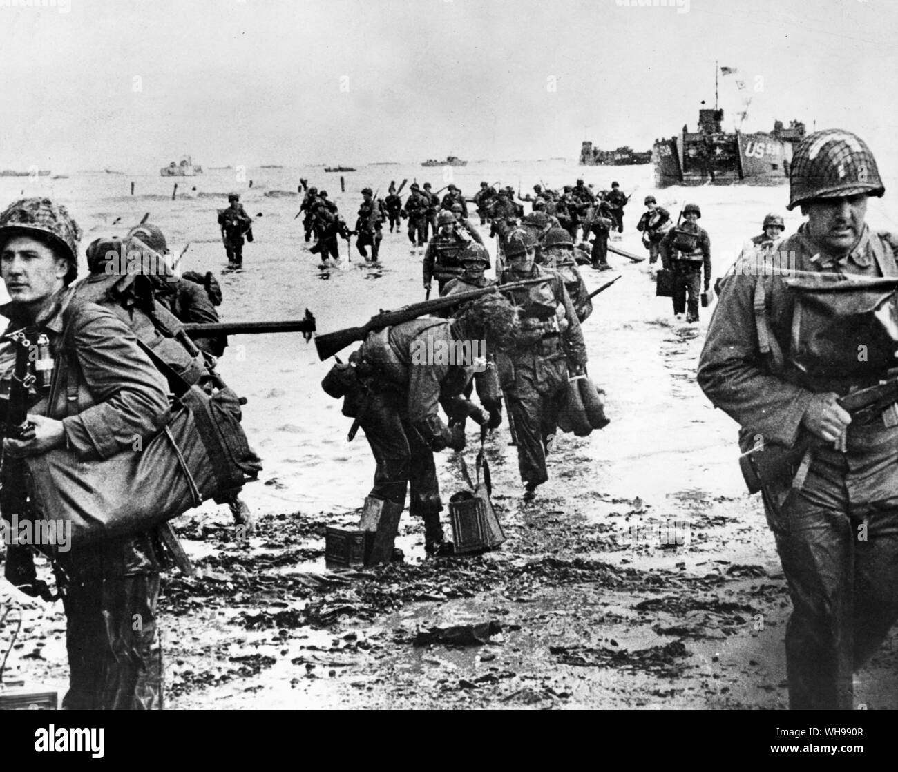 La guerra, durante la seconda guerra mondiale: truppe americane vai a terra sulle spiagge della Normandia per l invasione dell'Europa. Foto Stock