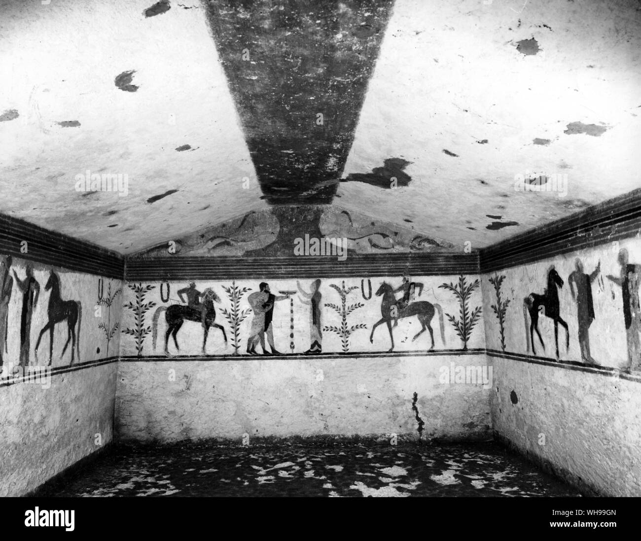 Tomba dei Baroni Tarquinia circa 500 BC. A sinistra un uomo barbuto con il suo braccio intorno a un ragazzo offre una libagione per una donna (una dea) al termine di una corsa di cavalli Foto Stock