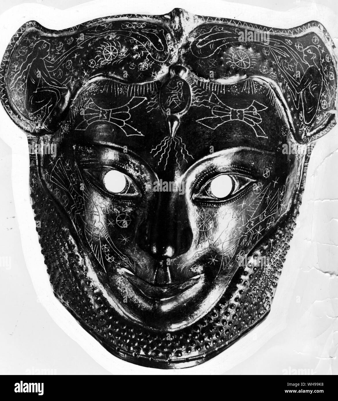 Maschera di argento inciso con figure stilizzate di uccelli e cabalistic segni è stato trovato che copre la faccia di un cadavere in una tomba etrusca Foto Stock