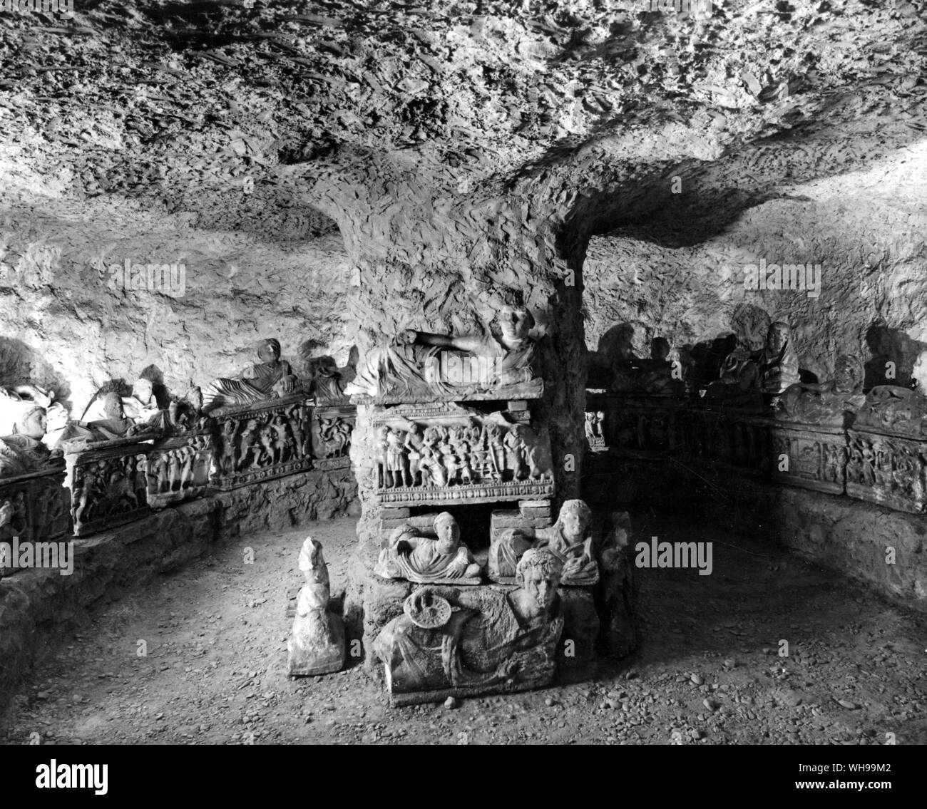 Una tomba di famiglia a Volterra ricostruito nel parco del Museo Archeologico di Firenze . I defunti sono mostrati Reclinate sui loro sarcofagi come se ancora guardando il mondo di passaggio Foto Stock