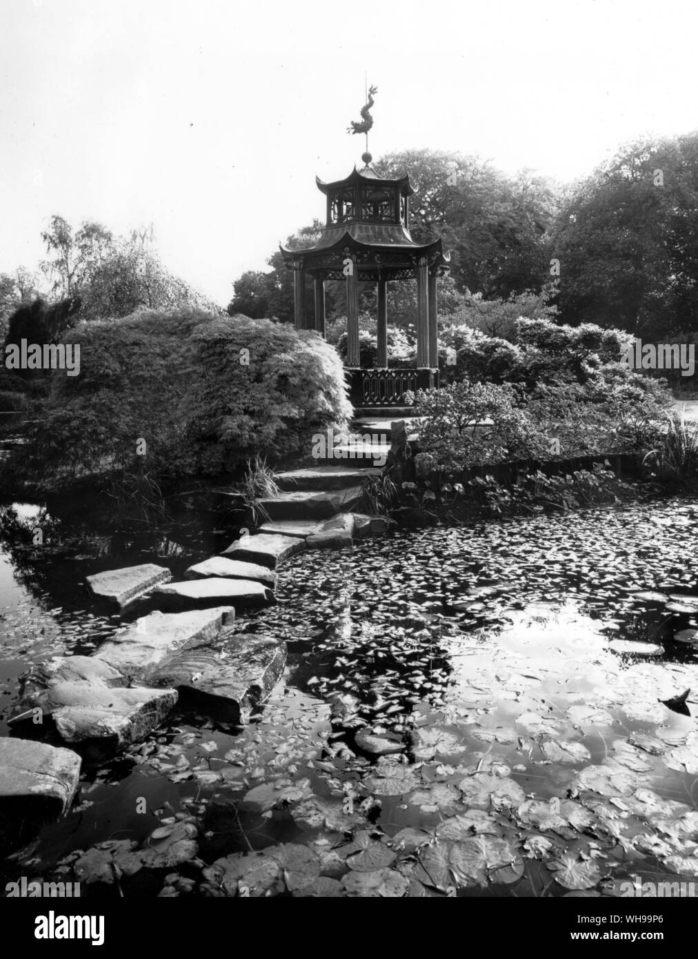 Il Padiglione Cinese realizzato per la grande Esposizione del 1851, ora a Cliveden e impostare in un 'Giapponese' garden Foto Stock