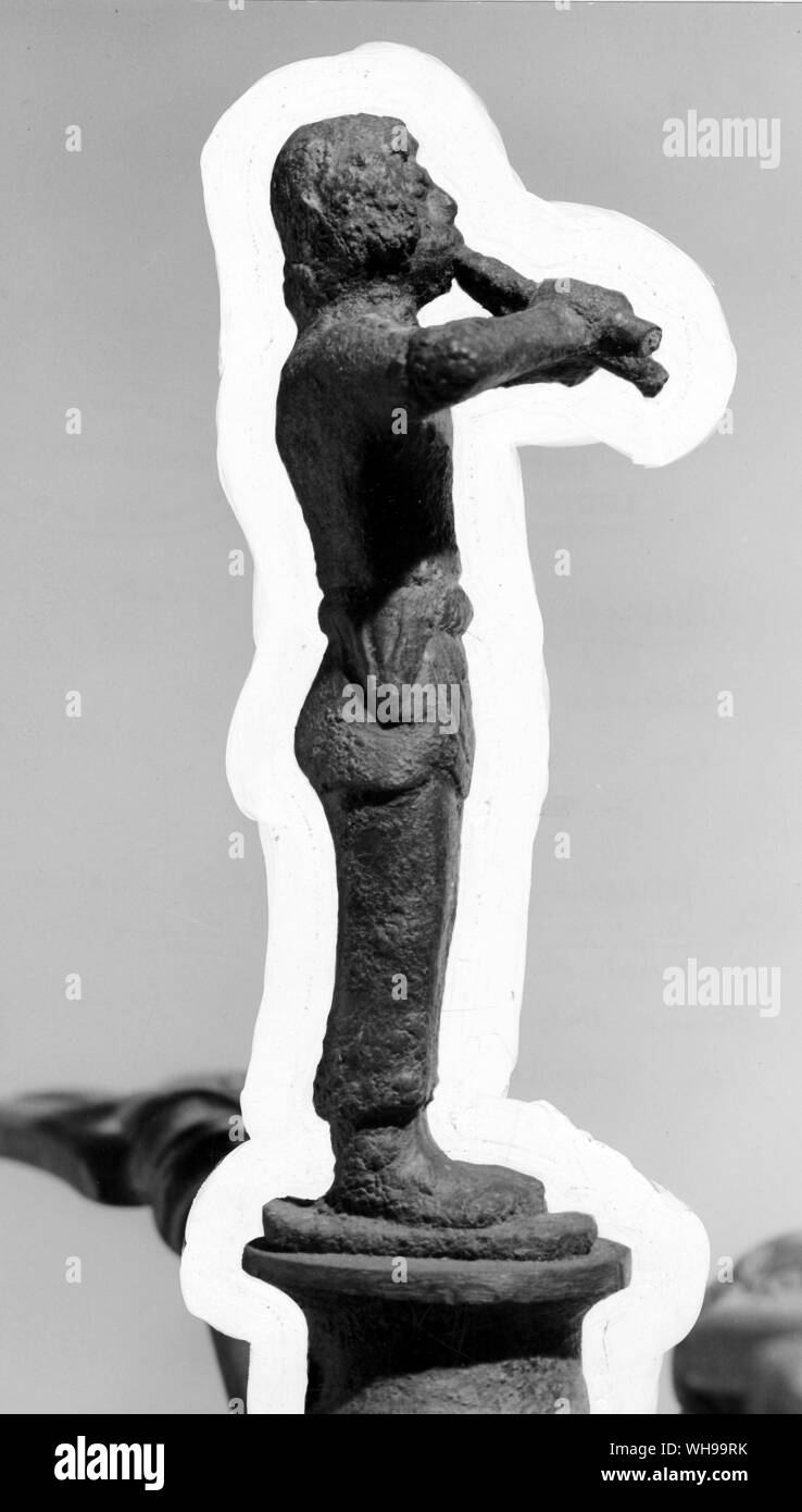Italia/primi/civiltà degli etruschi: la statuetta in bronzo di un flautista giocando i tubi doppi. Foto Stock