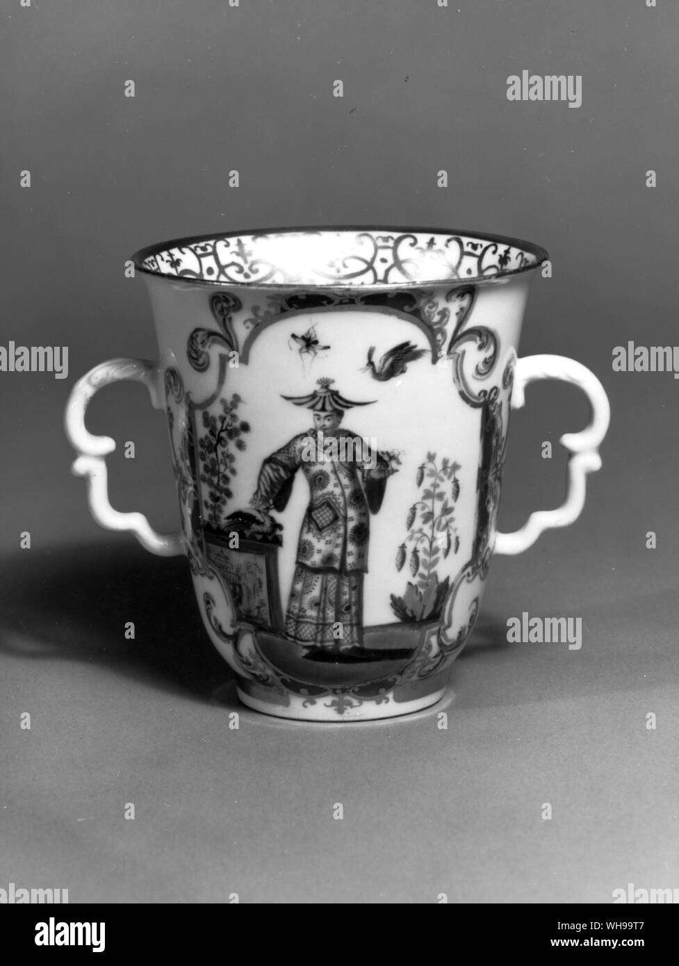 Il grottesco stile: - Meissen cup di smalti policromi Foto Stock