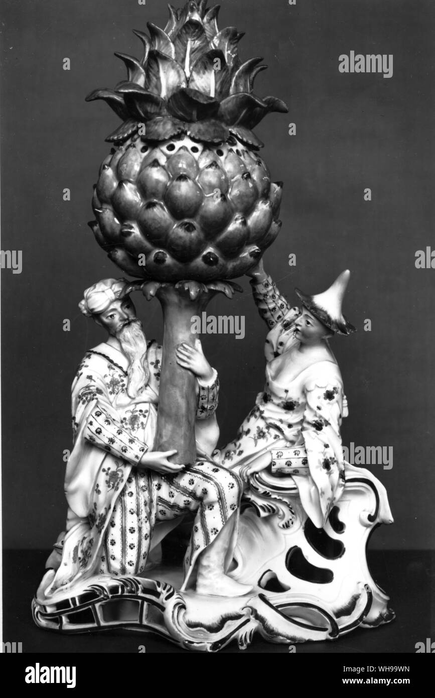 Frankenthal modello di "turchi' e 'cinese cifre a sostegno di un West Indian ananas Foto Stock
