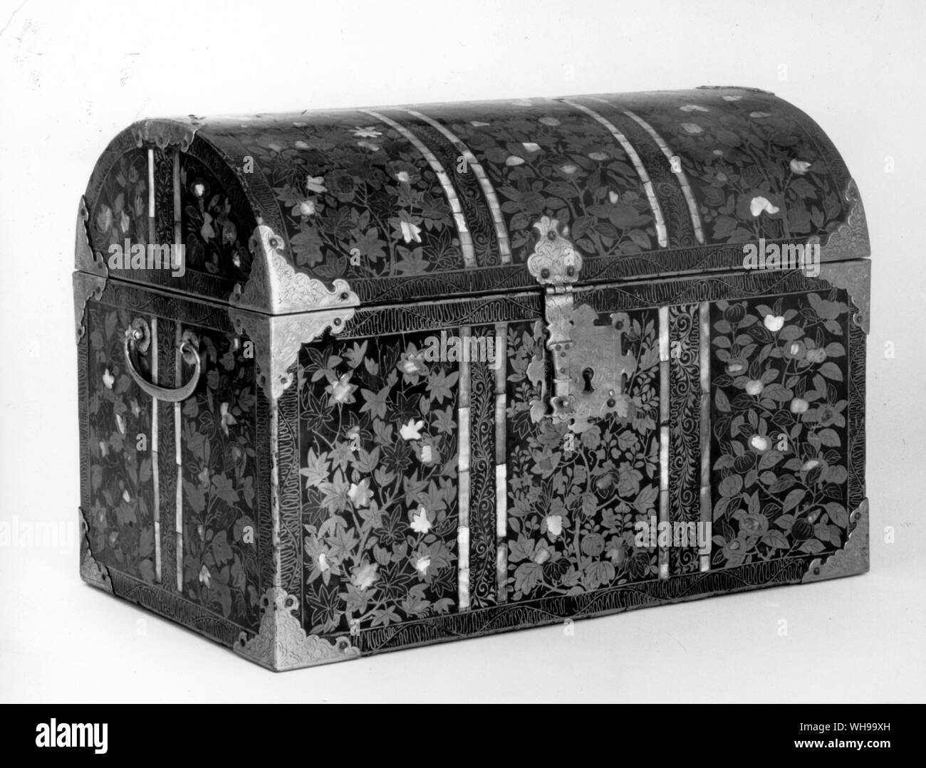 Lacca giapponese e di madreperla forziere intarsiato. Fine del XVI o inizio del XVII secolo. Basato in parte su prototipi Europei, tali casse e altri lacche divenne un fiocco del commercio per l'Europa. Foto Stock