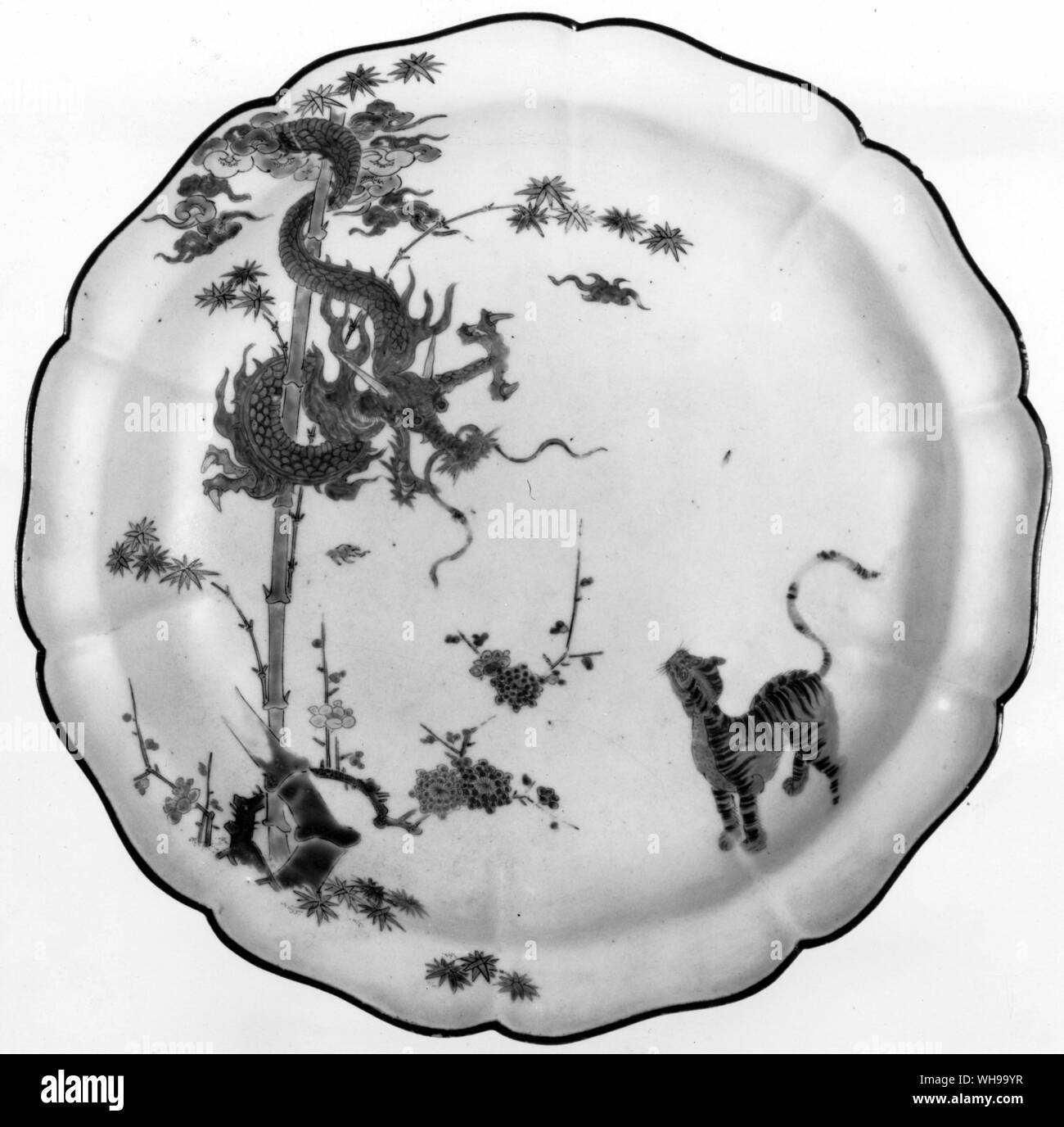 Kakiemon piatto di circa 1700. decorazioni sparse in brillante smalti su un bel sfondo bianco. Foto Stock