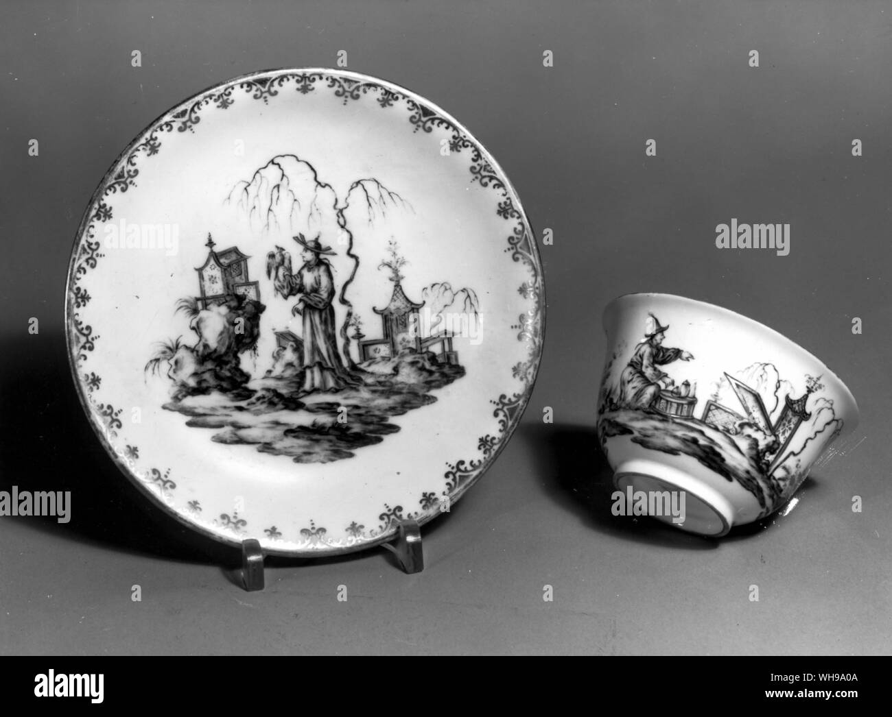 Tipicamente inconsistenti-cercando rococo-Chinoiserie un brano di progetti su una tazza e piattino di porcellana di Vienna di c.1730, riflettendo l interesse per la 'lotus land' Cathay/ Foto Stock