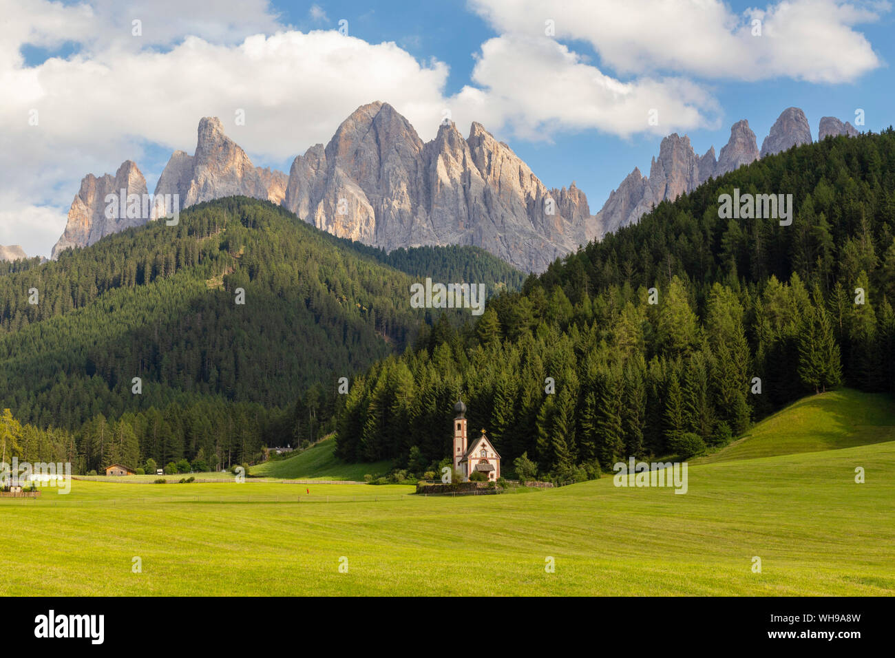 Bella chiesa di San Giovanni in Ranui, Odle dolomiti, Santa Magdalena, Val di Funes, Alto Adige Regione Trentino Alto Adige, Provincia Autonoma di Bolzano, ho Foto Stock