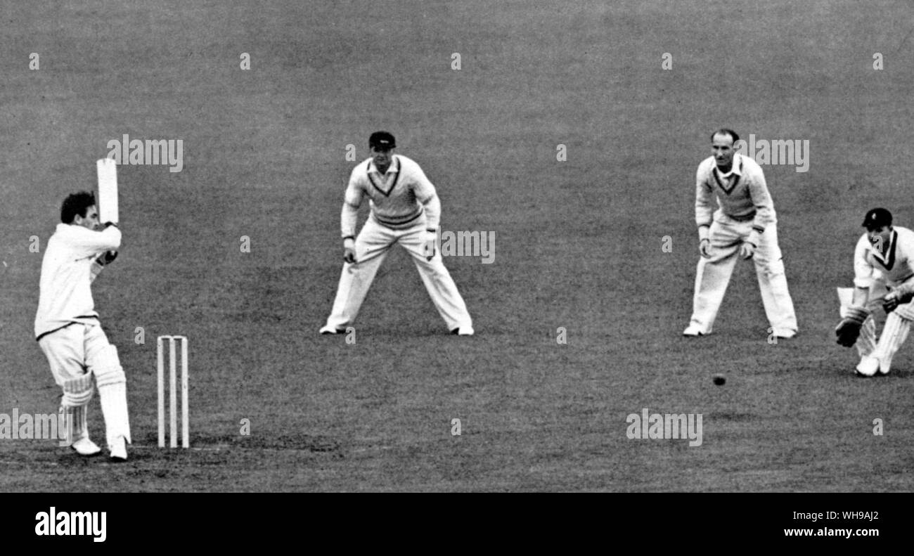 D C S Compton ciglia C Wooler alla gamba nella partita vs Leicestershire al Lords 1951 J E Walsh è in un primo momento di slittamento e J Frith è mantenere wicket Foto Stock