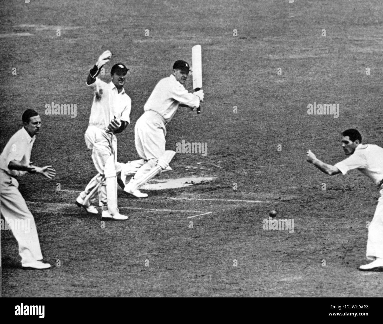 A Dudley Nourse Jnr taglia una palla da J H Wardle per quattro nel 1951 Test al lords. I campi sono L Hutton, T G Evans e J T Ikin Foto Stock