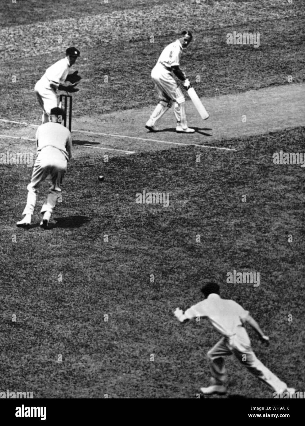 Herbert Sutcliffe sceso in slitta mediante l Nagel, Inghilterra v un australiano XI 1932 B A Barnet è mantenere wicket Foto Stock