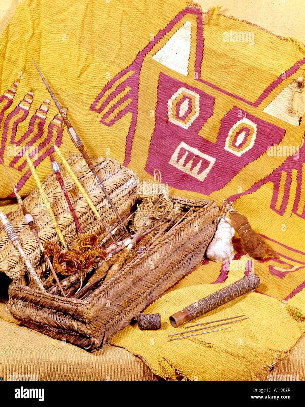 Inca dio Sole su Kelim e cesto di lavoro per la tessitura Foto Stock