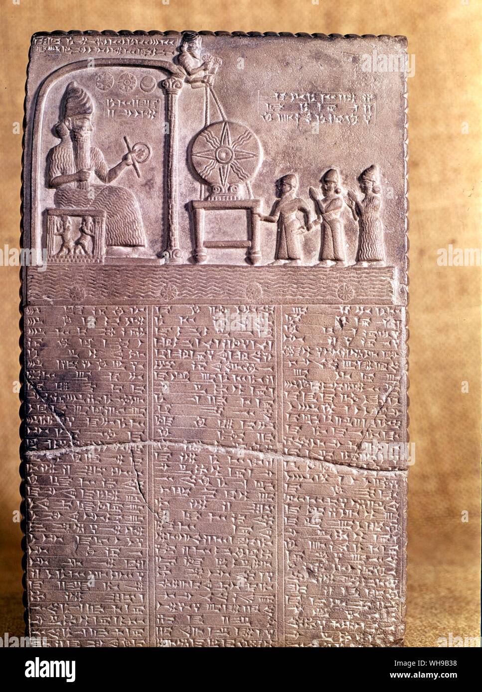 Archeologia Medio Oriente Iraq il disco solare è rappresentato tra Dio e i suoi fedeli sulla tavoletta babilonese che commemora la rifondazione del Tempio del Sole , in Sippar 9 secolo A.C. Foto Stock