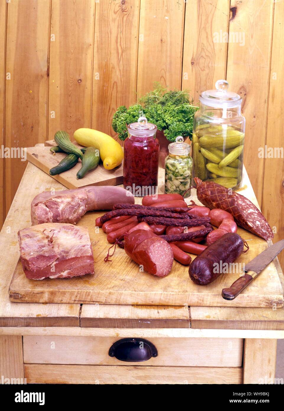 La cucina ebraica salumi salsicce e sottaceti Foto Stock