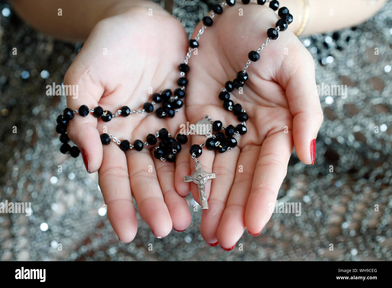 Donna cattolica pregando il rosario e il crocifisso, Vietnam, Indocina, Asia sud-orientale, Asia Foto Stock