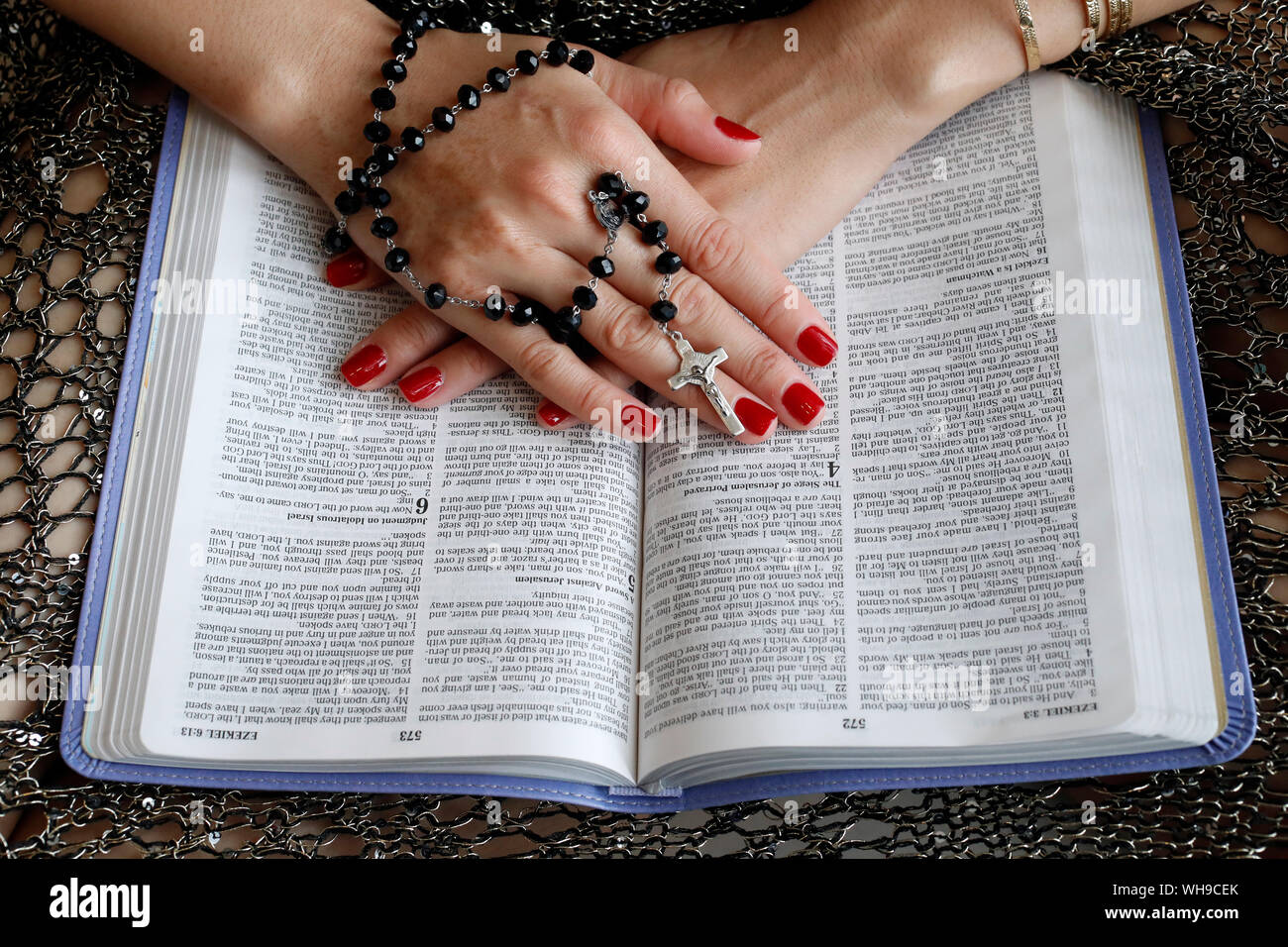 Donna cristiana della lettura della Bibbia, Vietnam, Indocina, Asia sud-orientale, Asia Foto Stock