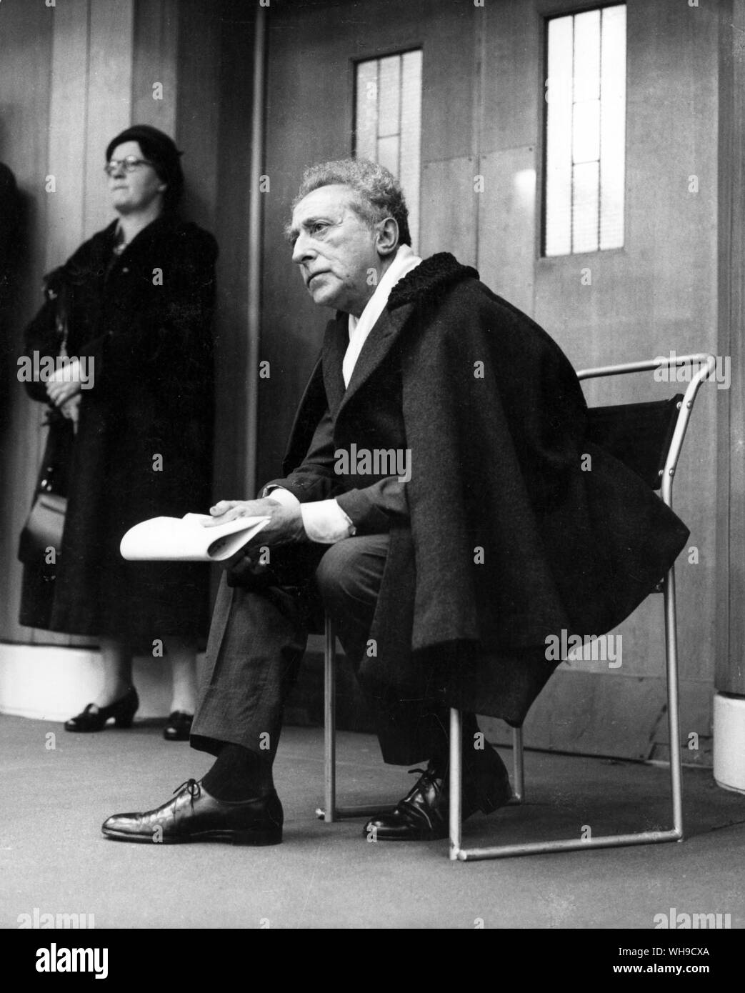 Jean Cocteau (1889-1963) nel 1959. Poeta francese, drammaturgo e regista. Un leader fugurante nel modernismo europeo, ha lavorato con Picasso e Stravinsky. Foto Stock