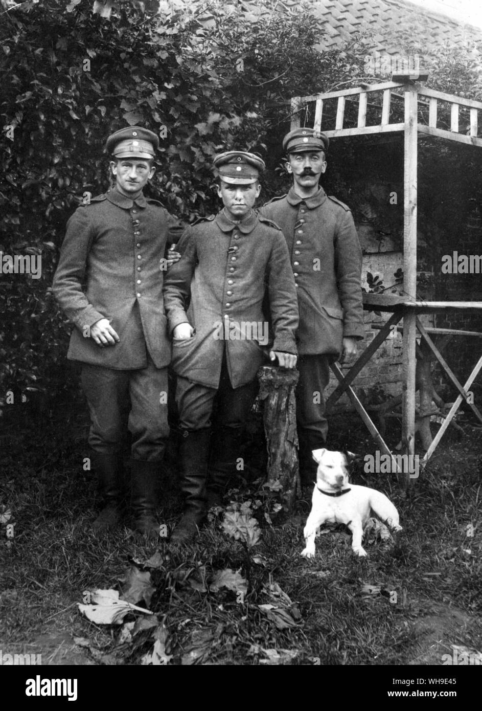 Adolf Hitler (1889-1945) (a destra come si guarda l'immagine) durante la guerra mondiale 1. Foto Stock