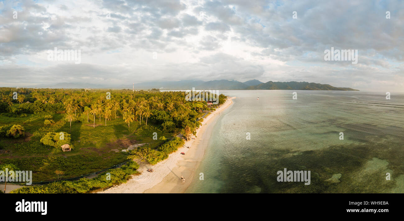 Spiaggia al tramonto, Gili Air, isole Gili, Regione di Lombok, Indonesia, Asia sud-orientale, Asia Foto Stock
