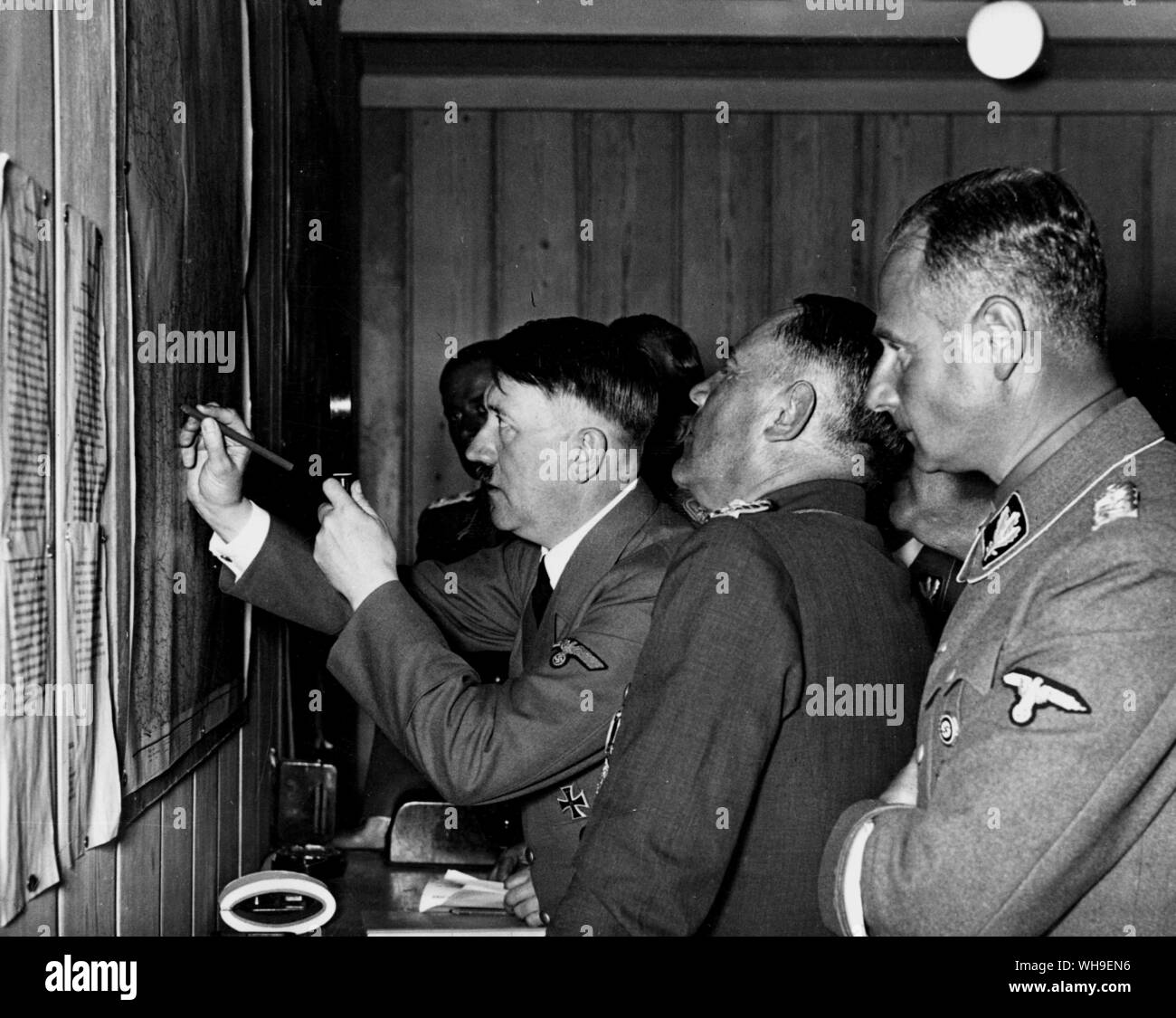 Nato in Austria, leader nazista, Adolf Hitler ed altri ufficiali studiare una mappa. Foto Stock