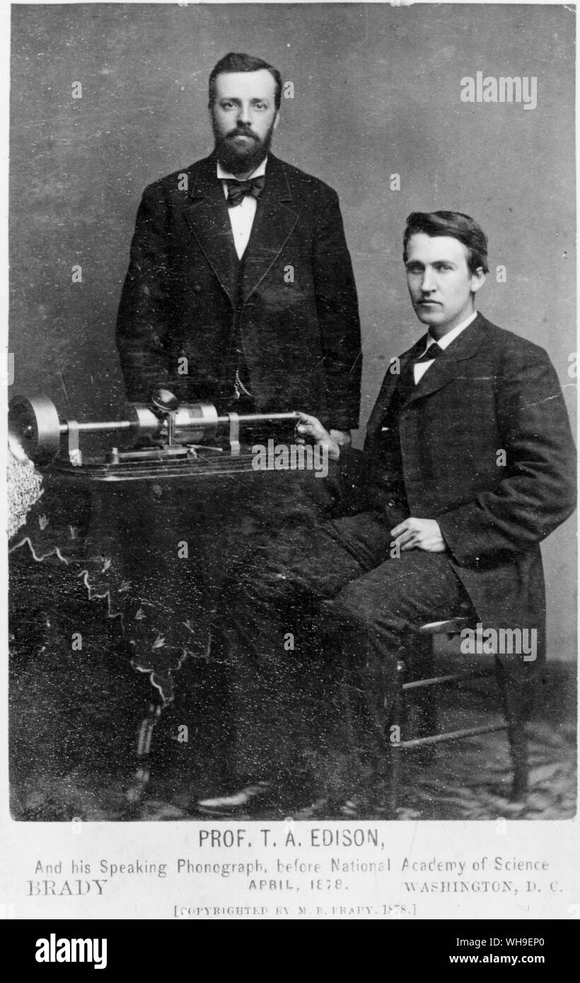 1878: Il professor Thomas a Edison (seduto) (1847-1931) e Charles Batchelor con il fonografo a Washington, aprile 1878. Foto Stock