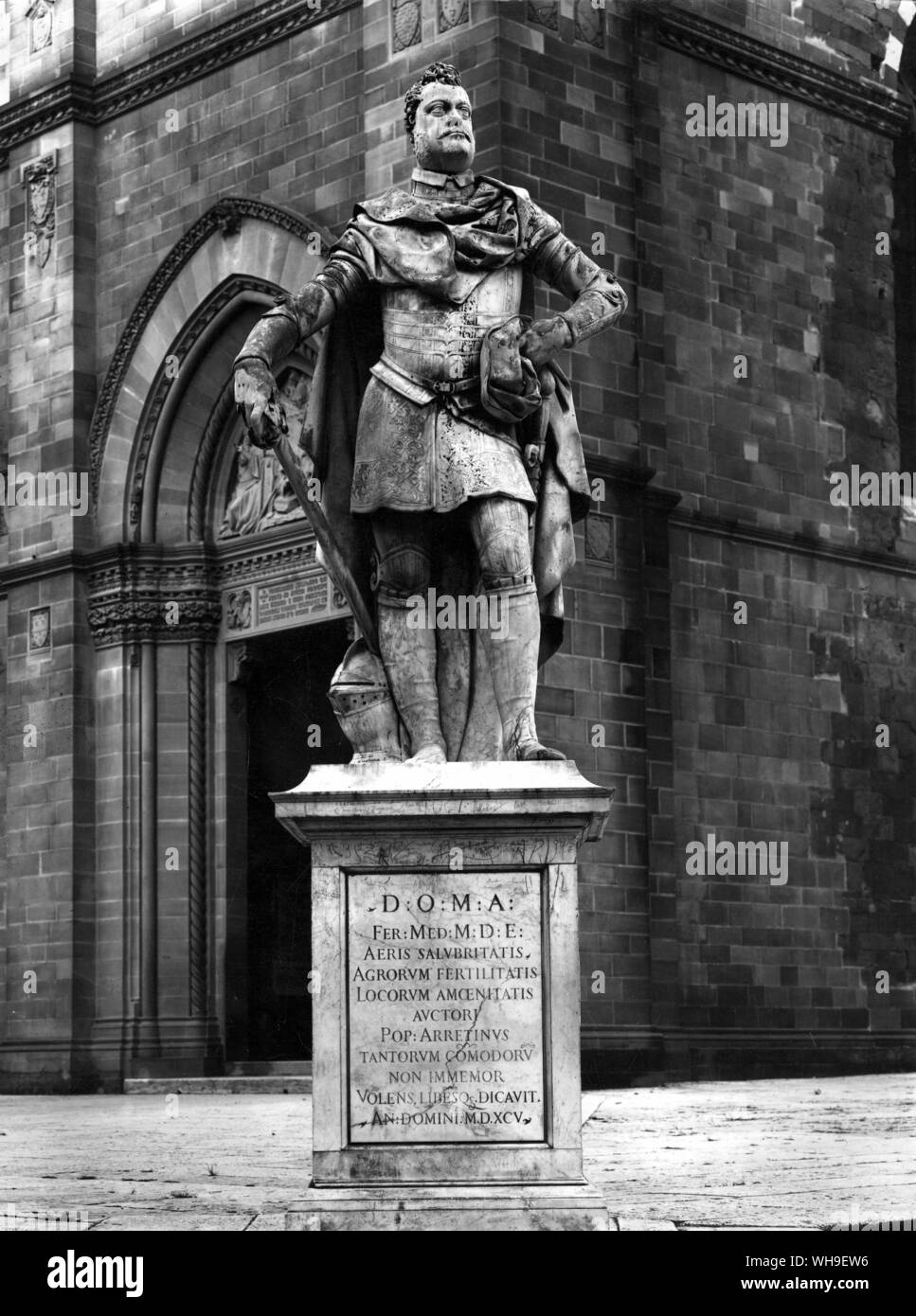 Statua di Ferdinando I de' Medici, Arezzo, Piazza del Duomo. Foto Stock