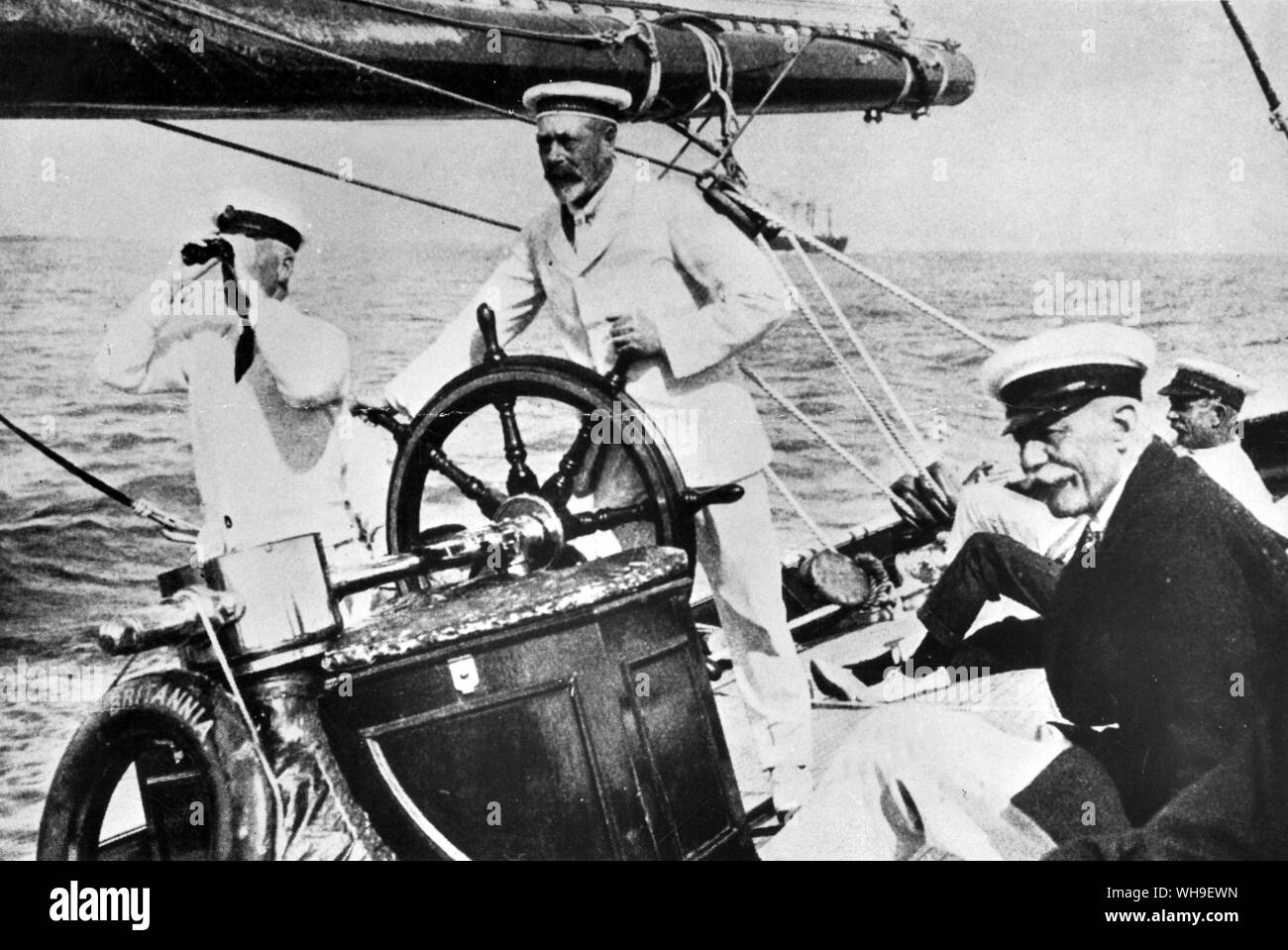 Re Giorgio V (1865-1936), re di Gran Bretagna e Irlanda dal 1910 al volante della "Britannia' nel 1931. Foto Stock