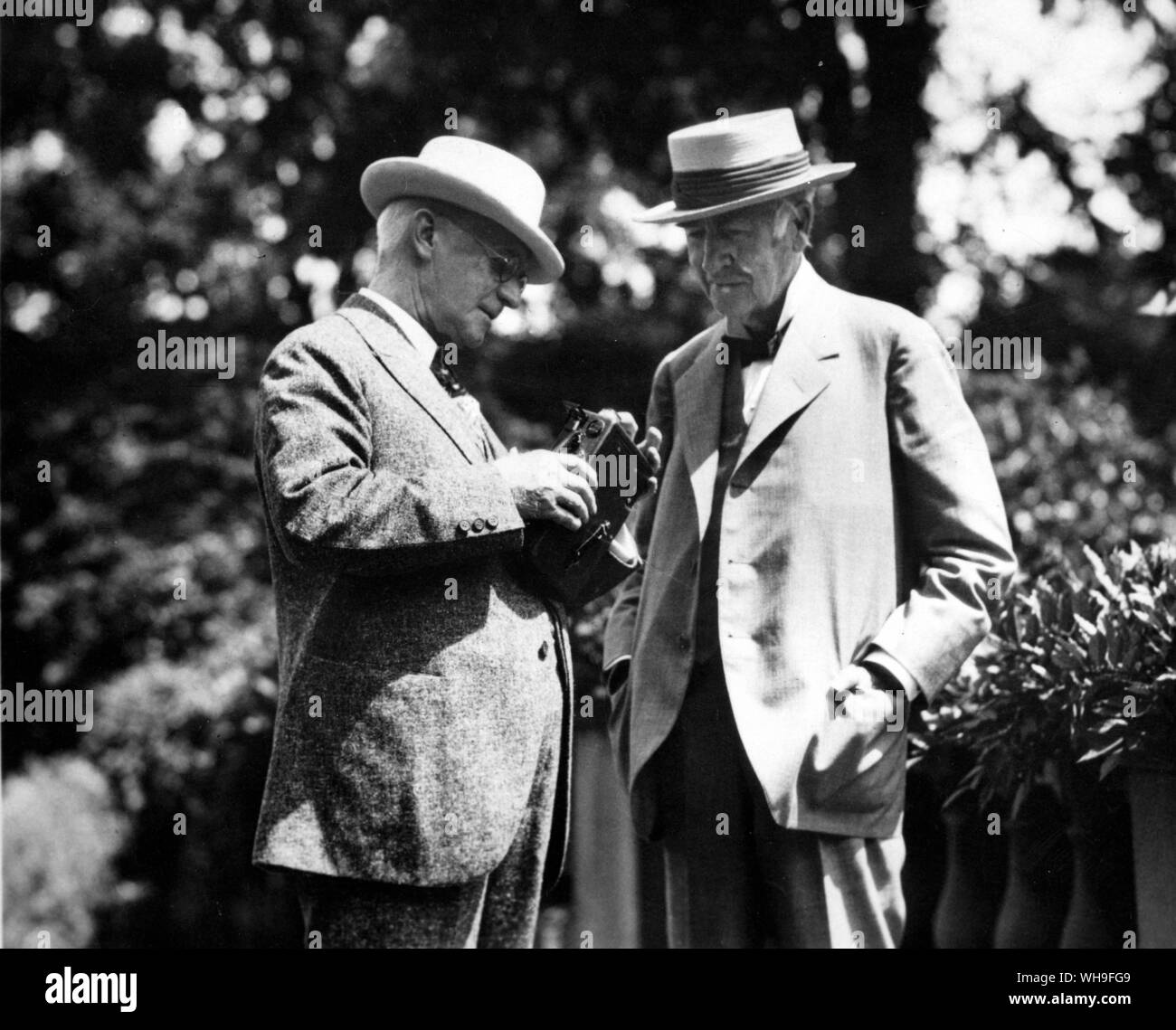Noi lo scienziato e inventore Thomas a Edison (1847-1931) (destra) con George Eastman (1854-1932). Quest'ultimo ha fondato la Kodak-Eastman azienda fotografica nel 1892. Foto Stock