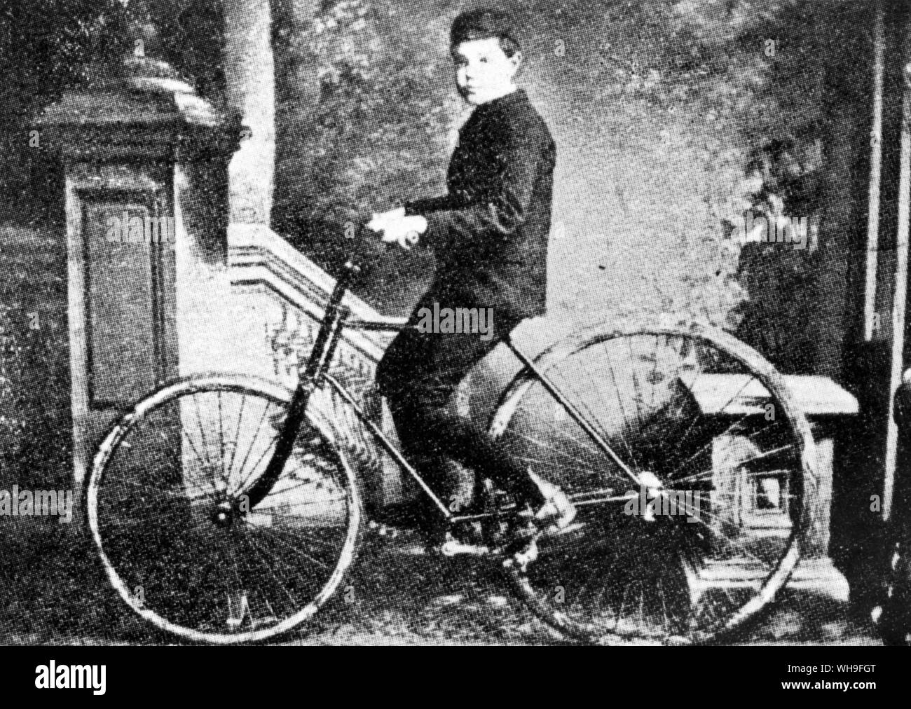 Johnnie Dunlop sul suo Edlin bicicletta. (Figlio di John Boyd Dunlop, che ha fondato la società di gomma che porta il suo nome) pneumatici. Foto Stock
