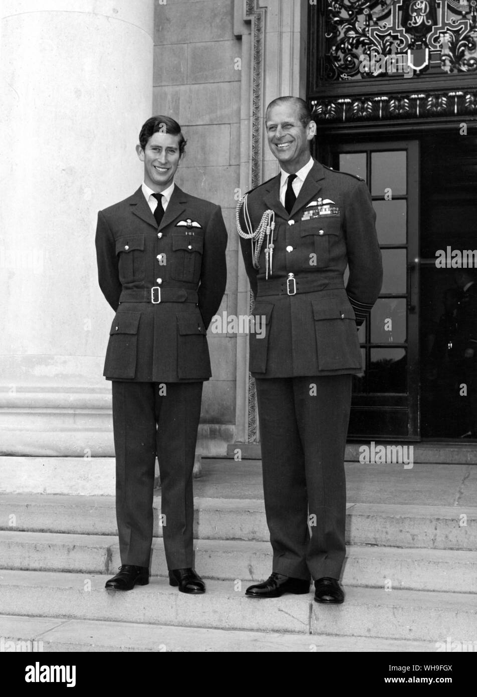 Il Principe Filippo , Duca di Edimburgo. Il marito della Regina Elisabetta II di Inghilterra, con il Principe Carlo, 1971. Foto Stock