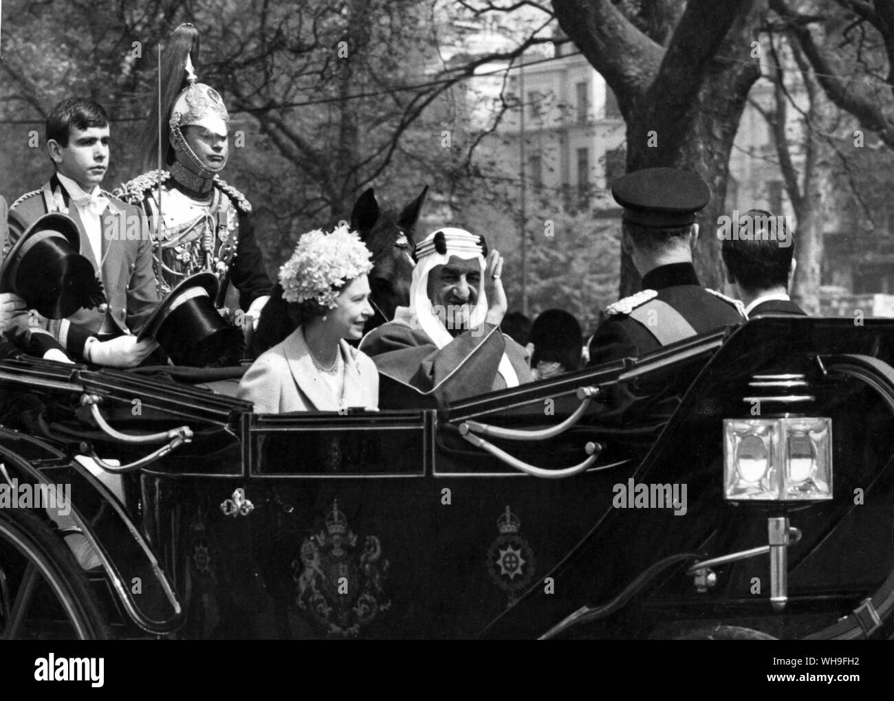 10 Maggio 1967: la Regina Elisabetta II è accompagnato da re Faisal di Arabia Saudita come essi attened una recensione in Hyde Park, Londra. Foto Stock