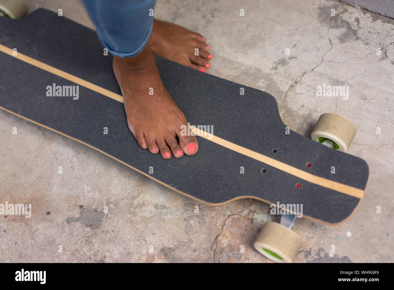 Giovane donna piede su skateboard Foto Stock