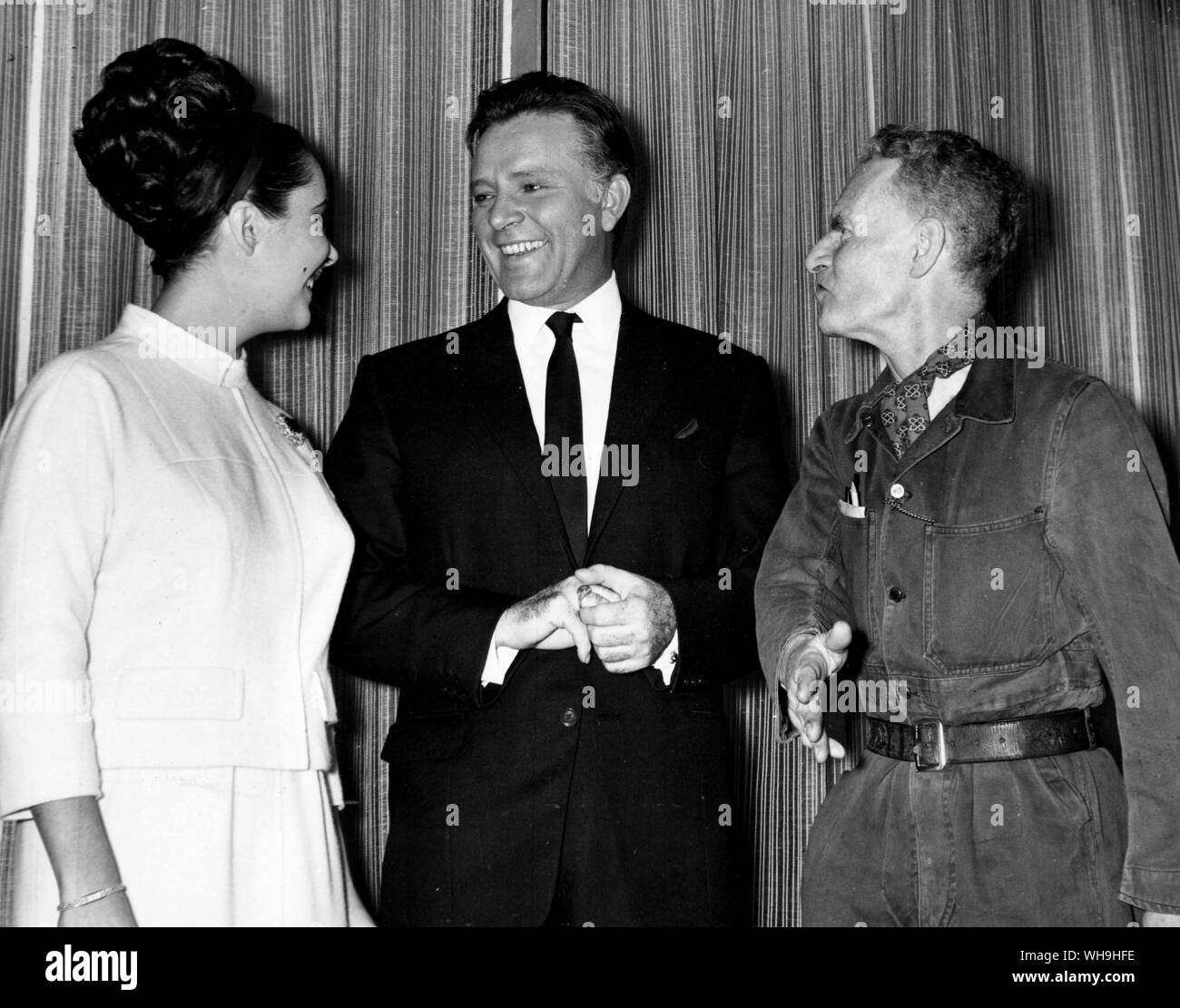 Anthony Asquith (a destra), il regista con Elizabeth Taylor (1932- ), l'attrice inglese e Richard Burton (centro), al quale è stata sposata due volte. Foto Stock