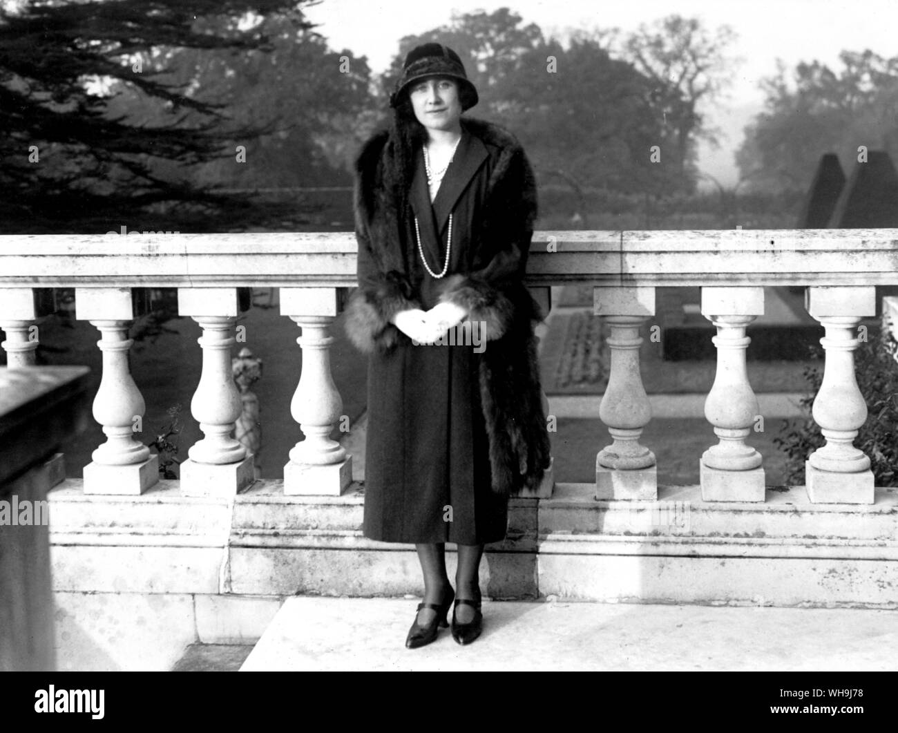 Elizabeth Bowes Lyon (1900-2002), la duchessa di York, Dicembre 1924, prese a Richmond. Madre della Regina Elisabetta II e moglie di George VI. Queen da 1936-52. . Prese a White Lodge Richmond prima di S.A.R. il a sinistra per Africa 2 Dicembre 1924 Foto Stock